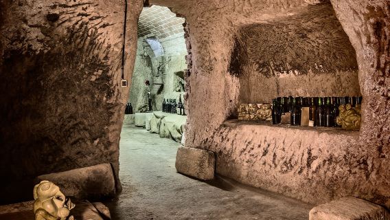 Посещение подземной пещеры с дегустацией еды и вина недалеко от Асти