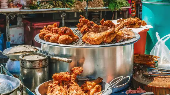 曼谷：空堤市場和邦克拉超島自行車之旅