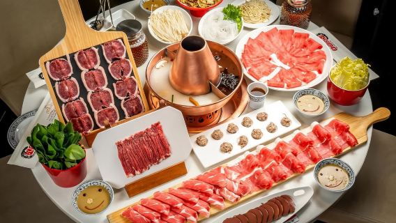 Das kulinarische Wahrzeichen für muslimische Küche in Peking - die Niujie-Straße (probieren Sie dort Fleischfondue im Kupfertopf)