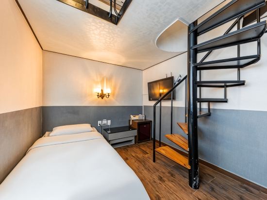 Friendly DH Naissance Hotel by Mindrum Group Room Type - Duplex Family Room Breakfast Included