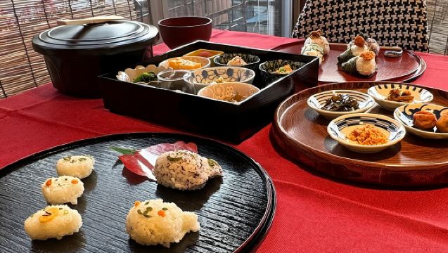 Make Rice Balls and Enjoy a Japanese Home-Style Lunch in Yanaka
