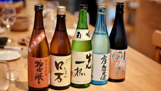 Sake Tasting Masterclass in Shinjuku (8+ Varieties with a Pro)