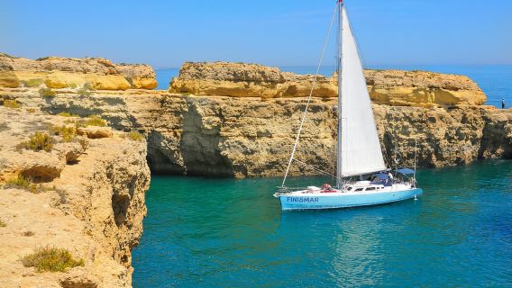 Albufeira: crociera di 3 ore in yacht diurna/al tramonto verso Benagil