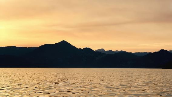 Virpazar: Crucero al atardecer por el lago Skadar con cata de vinos