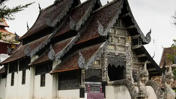 Chiang Mai Light: Tuk Tuk Night Tour with Temples & Markets