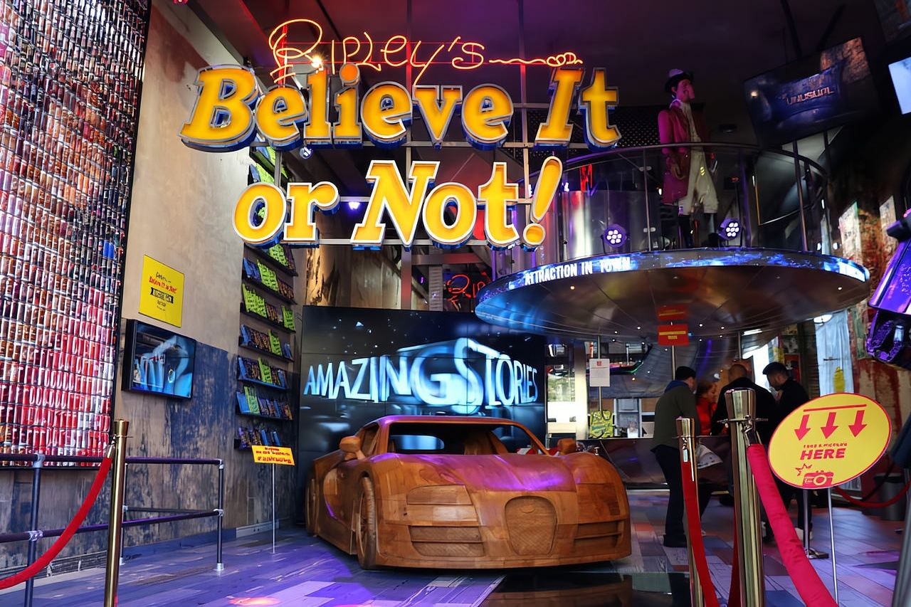 Crociera di 1 ora sui canali di Amsterdam e Ripley's Believe it or Not