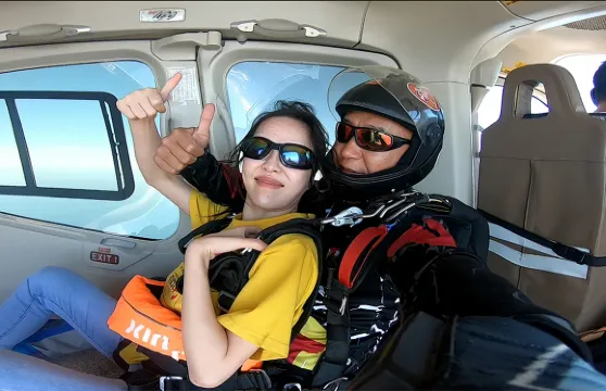 深圳跳傘廣東深圳壩光海上4000米直升機雙人高空跳傘教練培訓考證