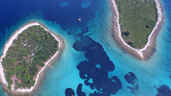 Tour di mezza giornata in motoscafo alla Laguna Blu e a Trogir da Spalato