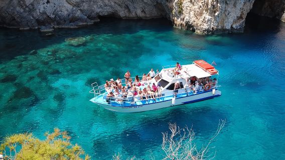 Tour in barca a Zante: relitto e grotte blu locali con 3 soste per nuotare