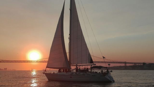 Экскурсия на паруснике в Лиссабоне с включёнными напитками.|Утро и закат