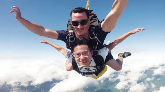 Excursión de medio día para salto en paracaídas en Skydive Cairns [con traslado opcional + instructor profesional]