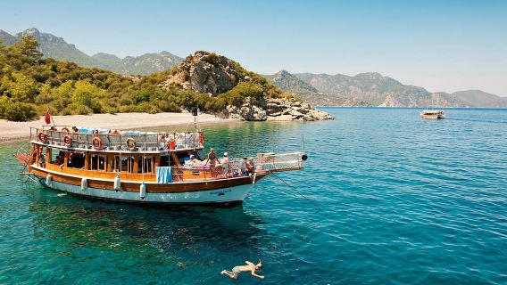 Marmaris: Boat Trip with Unlimited Drinks and BBQ Lunch