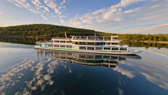 Biggesee: giro in barca con buffet di torte all-inclusive