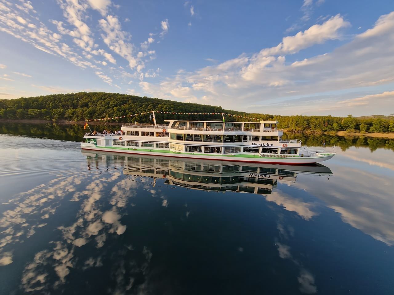 Biggesee: Экскурсия на лодке с полным шведским столом с выпечкой