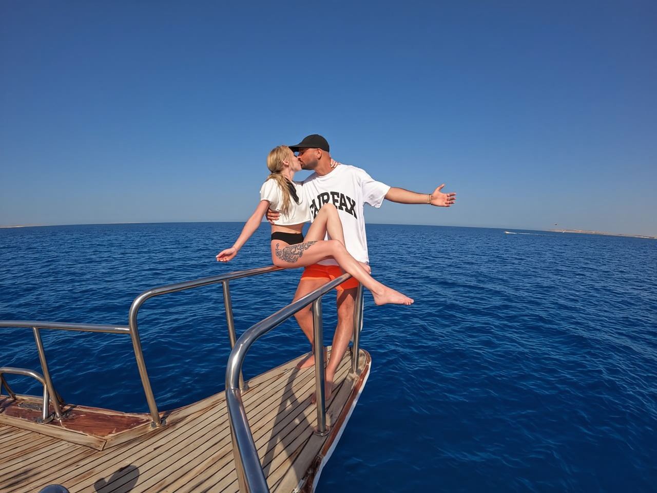 Hurghada: Orange Bay con parasailing, colazione, pranzo e sport acquatici