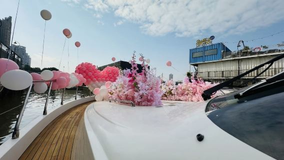 【特色求婚圓桌選項17666】廣州86英尺豪華遊艇包船求婚（含遊艇求婚場景佈置+遊艇用餐“7-10人份”+跟拍