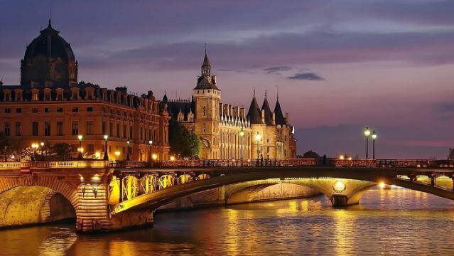 Expérience gastronomique française avec croisière panoramique vitrée sur la Seine à Paris [Option déjeuner ou dîner + Croisière sur la Seine]