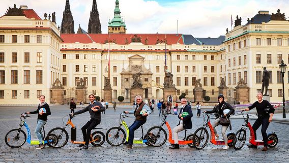 ปราก: ทัวร์พร้อมไกด์นำเที่ยวสกู๊ตเตอร์ไฟฟ้าและจักรยานไฟฟ้า