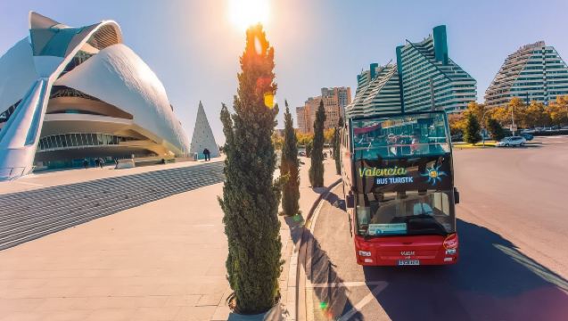 Valencia Bus Turistic: 48-Hr Hop-on Hop-off Bus Tour + Saint Nicholas Entry