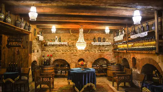 ทบิลิซี: ชิมไวน์ที่ห้องเก็บไวน์เก่าแก่และเก่าแก่ในเมือง