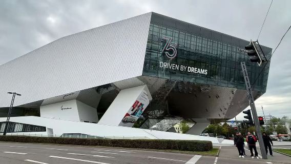 Porsche Museum + Weissenhof Colony (Weissenhofsiedlung) + Unterer Schlossgarten + Oberer Schlossgarten 1-day tour