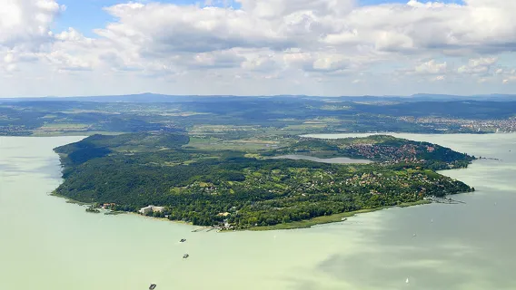 Plattensee + Festetics-Palast + Tihany – Ein heilsamer Tagesausflug am blauen Spiegelsee