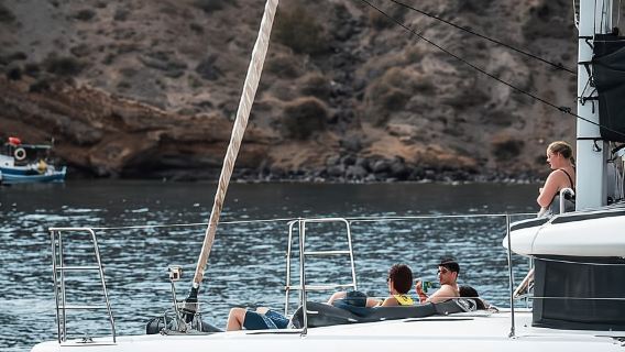 Santorini: Catamaran Caldera Cruise with Meal and Drinks