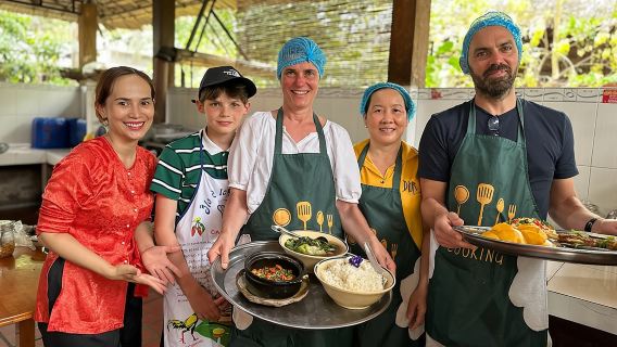 Kelas memasak & Pasar Semarak dengan Skuter/Tuktuk (Setengah Hari)