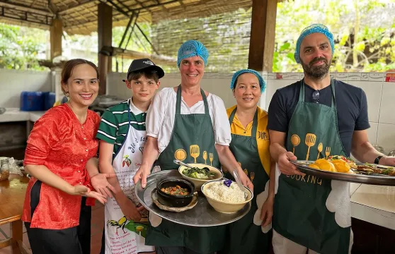 騎摩托車/嘟嘟車遊覽烹飪課和熱鬧市集(半天)