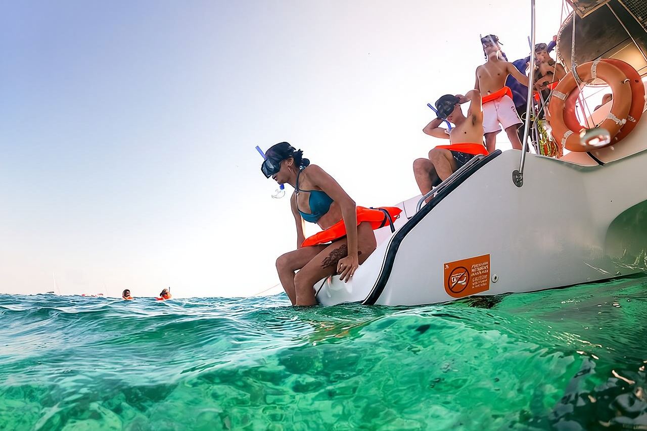 Crociera a Isla Mujeres con Beach Club, Snorkeling, Pranzo e Open Bar