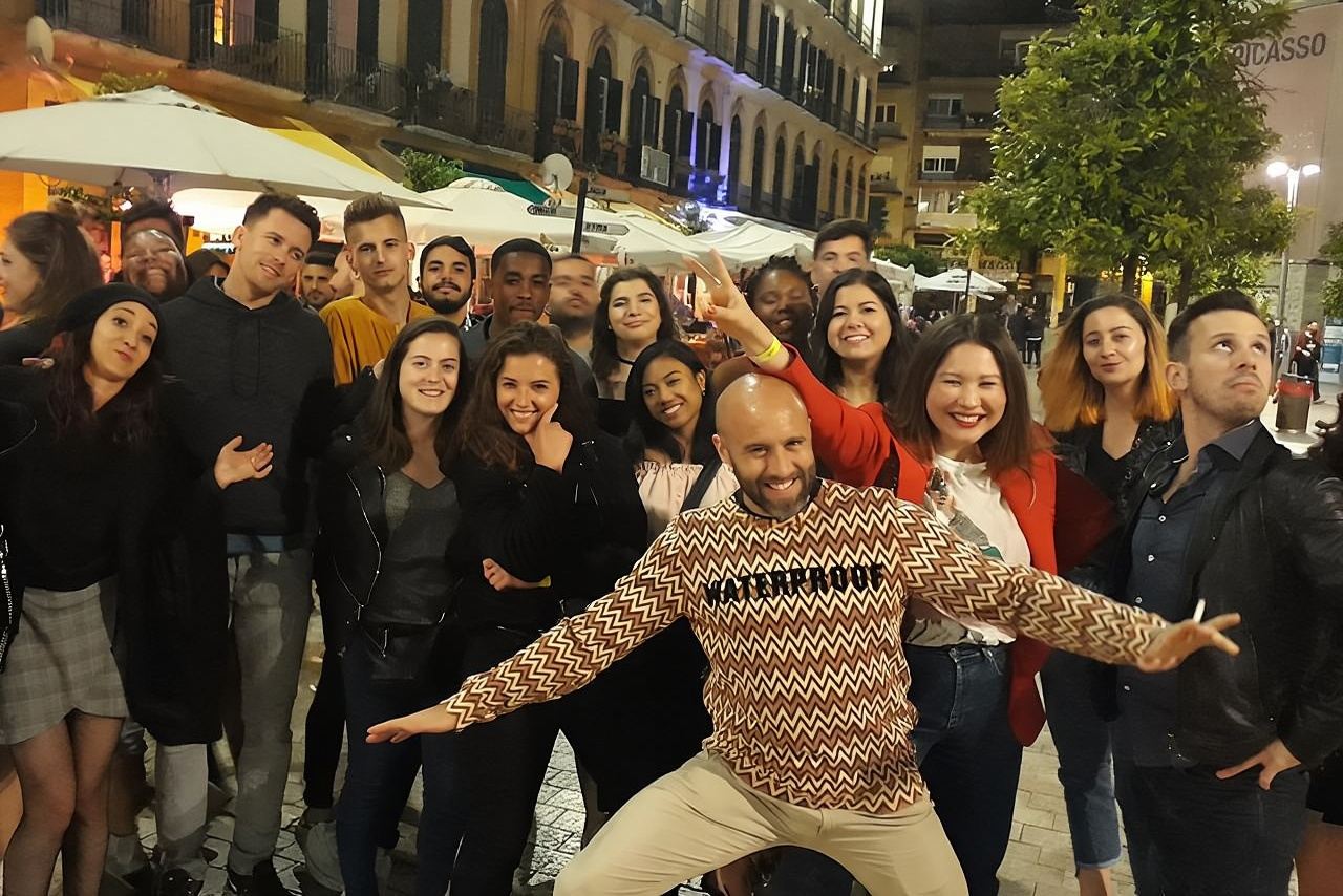 Tour dei pub della vita notturna di Malaga con drink e ingresso ai club