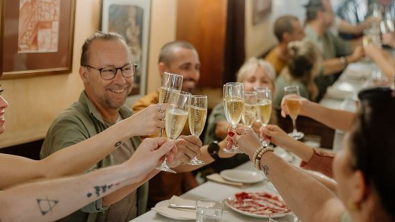 Tour gastronómico y vinícola por el Barrio Gótico de Barcelona: tapas, tabernas y bares.