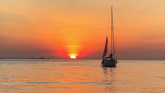 Excursión privada en barco de lujo por Lisboa con bebida de bienvenida