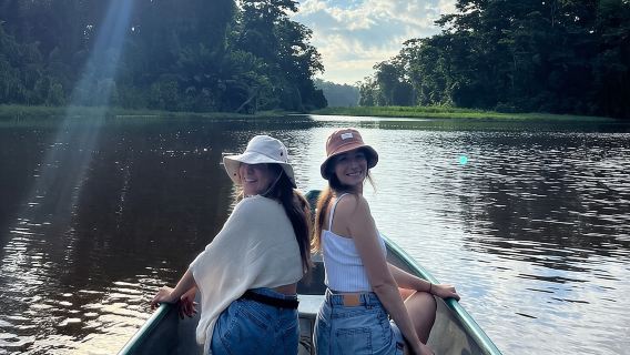 Chuyến tham quan bằng xuồng kéo dài 3 giờ qua Công viên Quốc gia Tortuguero