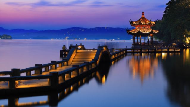 Half-day in-depth private guided tour of West Lake in Hangzhou