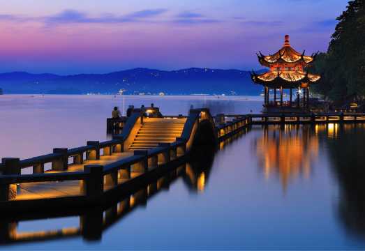 Half-day in-depth private guided tour of West Lake in Hangzhou