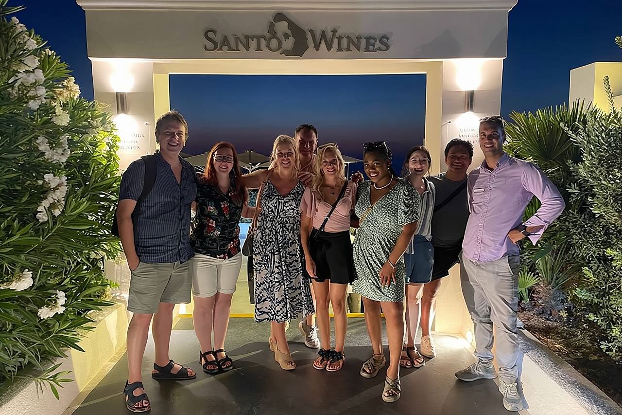 Tour di degustazione di vini al tramonto a Santorini con vista sulla cantina Santo