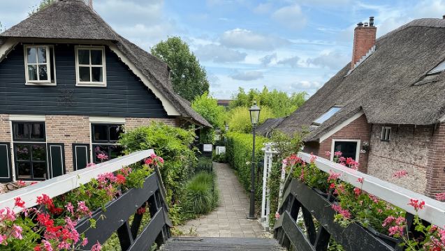 Giethoorn Small-Group Tour from Amsterdam (Max. 8 People)