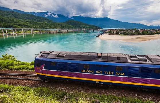 從峴港乘坐正宗火車經海雲通行證遊覽順化皇城