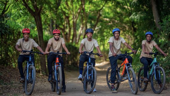 Recorrido guiado en bicicleta por la localidad de Landevor en Arusha