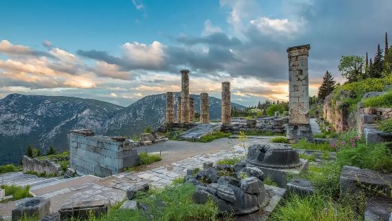 Delphi Archaeological Site Museum and Arachova Day Tour from Athens with Optional Meal