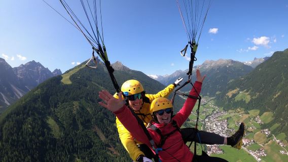 Neustift im Stubaital: Panoramic Tandem Paragliding Flight