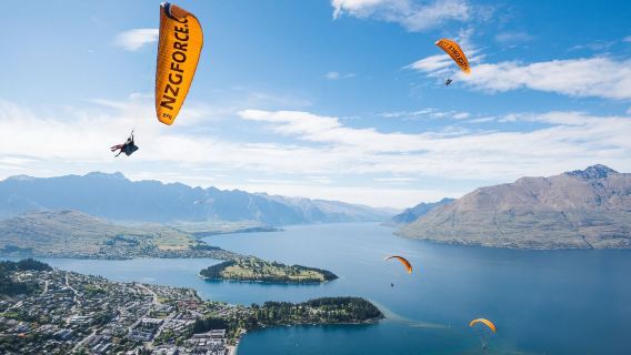 paragliden in Queenstown [Gforce/Skytrek/Skyline paragliden bij Crown Peak in paragliden , Zuidereiland, Nieuw-Zeeland]