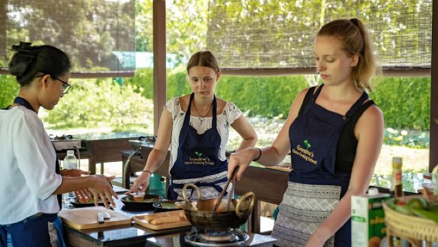 Cuisine thaïlandaise au coucher du soleil avec grand-mère - Festin à la ferme et en soirée