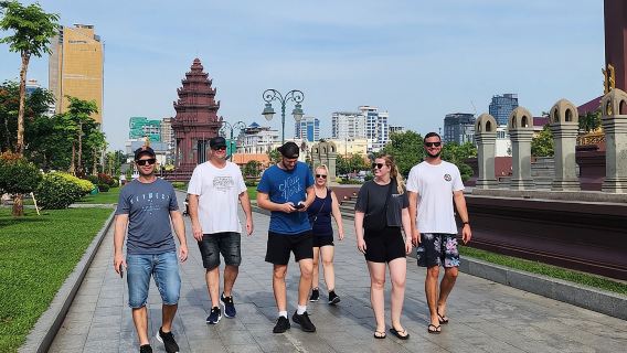 Besuchen Sie 11 Orte an einem Tag, darunter S21 und das Killing Field.