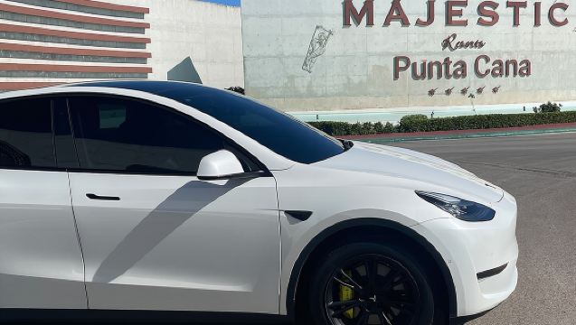 Overstap in Tesla van SDQ luchthaven naar Santo Domingo