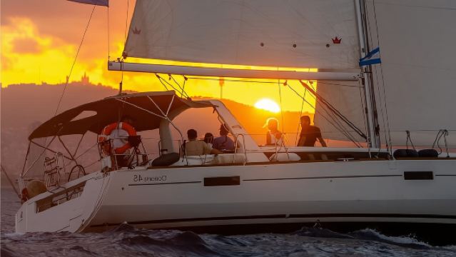 บาร์เซโลนา: ล่องเรือพร้อมบาร์เปิดบริการ, ของว่างคาตาลัน และจุดแวะว่ายน้ำ