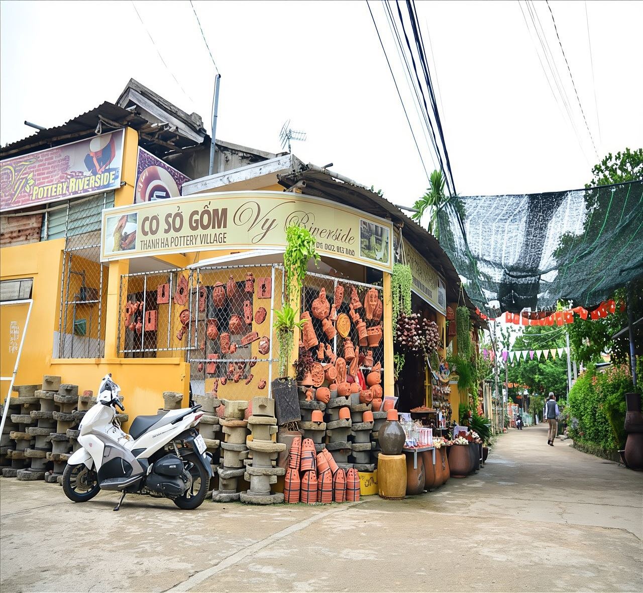 Villaggio di Thanh Ha: laboratorio di ceramica con la gente del posto