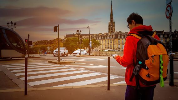 Self guided tour with interactive city game of Bordeaux