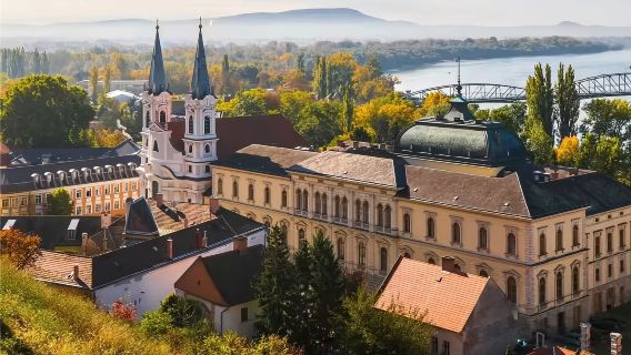 匈牙利布達佩斯聖安德烈小鎮+維謝格拉德堡+埃斯泰爾戈姆一日遊